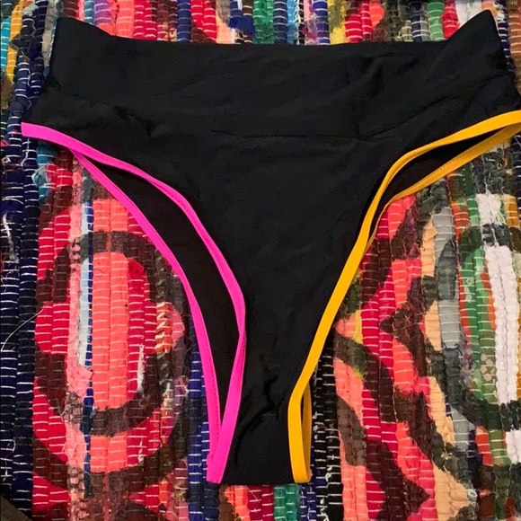 Bikini - Picture 2 of 4